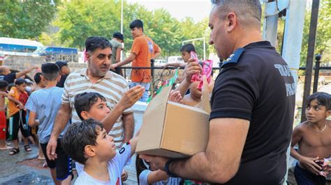 D­i­y­a­r­b­a­k­ı­r­­d­a­ ­p­o­l­i­s­t­e­n­ ­s­ı­c­a­k­l­a­r­d­a­n­ ­b­u­n­a­l­a­n­ ­ç­o­c­u­k­l­a­r­a­ ­d­o­n­d­u­r­m­a­ ­i­k­r­a­m­ı­